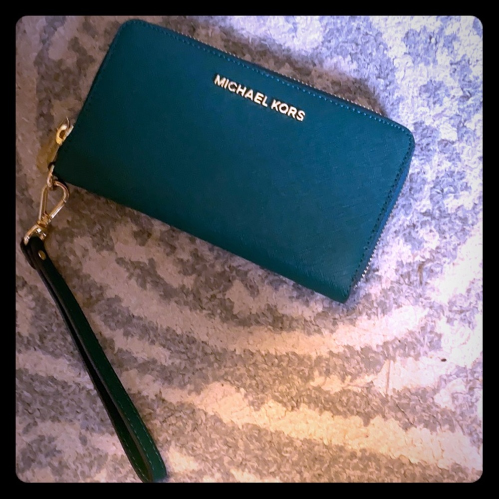 Brand NEW Michael Kors carryall wallet!!